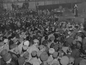 Marlene Dietrich performs for the soldiers of the 401st Bomb Group. Photo credit: http://www.remember-our-heroes.nl/ 